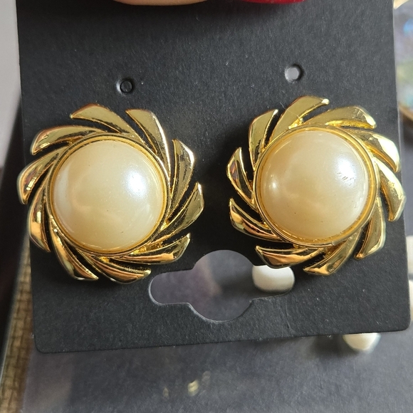 Vintage Gold Tone Fuax Pearl Earrings Clip On Earrings - Picture 15 of 16